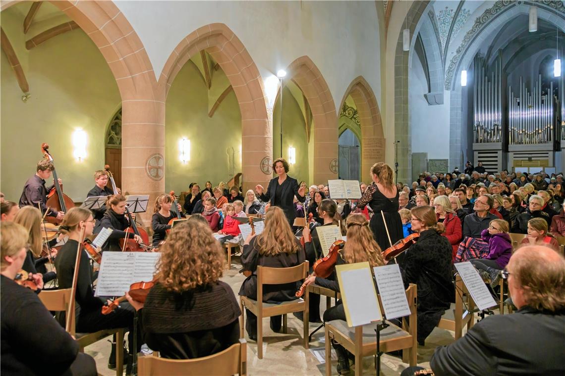 Blick aufs Ensemble mit Musikschulleiterin Judith-Maria Matti (Mitte) und Publikum. Fotos: Stefan Bossow 