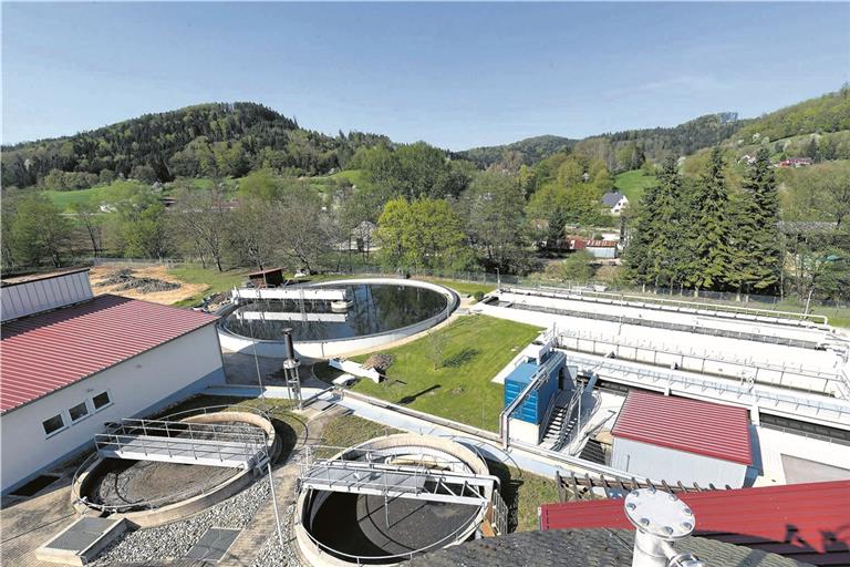 Blick aufs Gelände mit Nachklärbecken (hinten links) und den Becken (hinten rechts), in denen die biologische Reinigung vorgenommen wird. Die Anlage muss in puncto Phosphatelimination auf Vordermann gebracht werden. Archivfoto: J. Fiedler