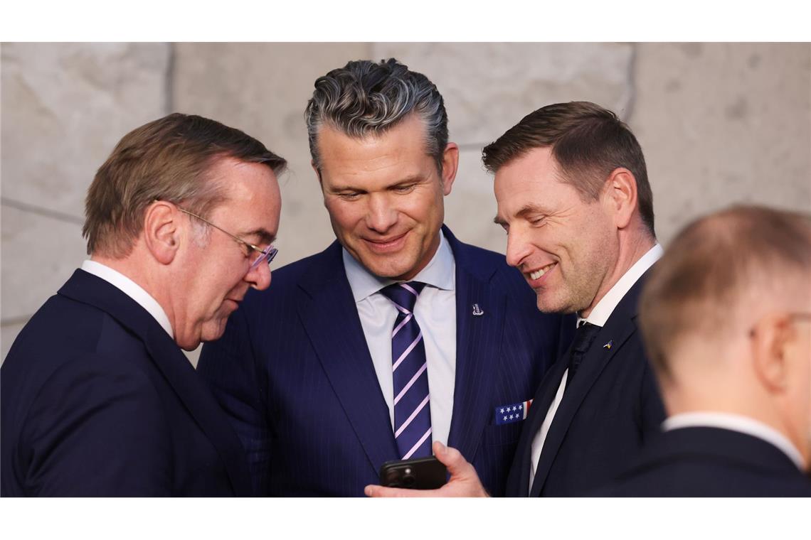 Blick aufs Smartphone: Pistorius, Hegseth und Pevkur aufs Handy fokussiert