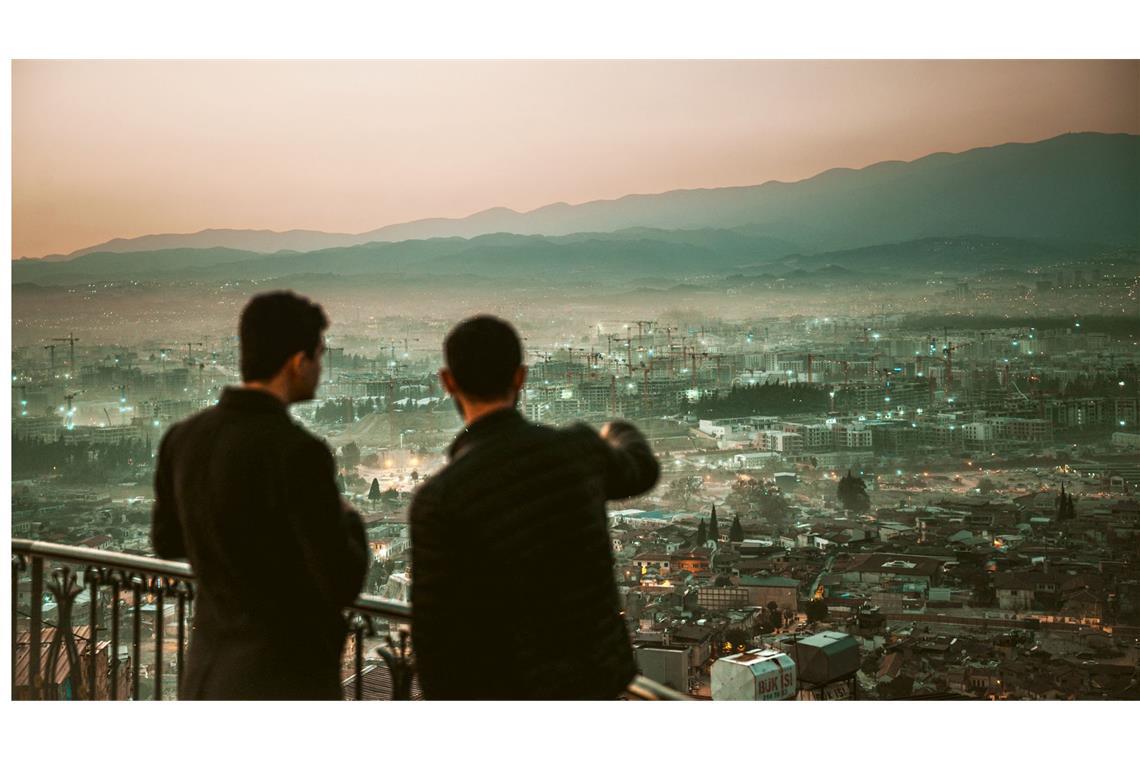 Türkei: Aufbau mit Hindernissen Blick Ende Januar 2025 von einem Hügel auf die vielen Kräne und Baustellen im schwer getroffenen Antakya