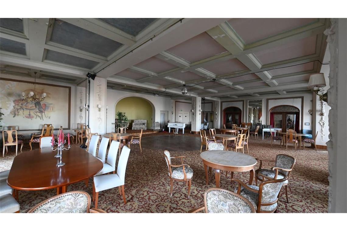Blick in den Festsaal des ehemaligen Grandhotels Waldlust. Es gilt mittlerweile als berühmtester Lost Place im Land.