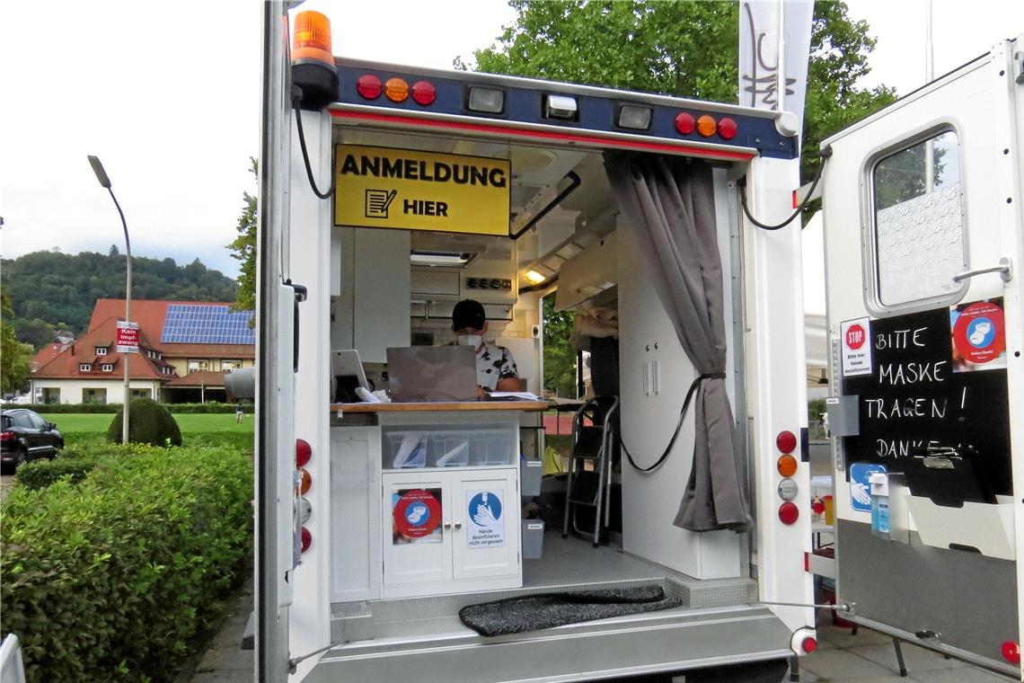 Blick in den umgebauten Rettungswagen: Bei Niko Gaiser läuft die Anmeldung. Fotos: C.Schick