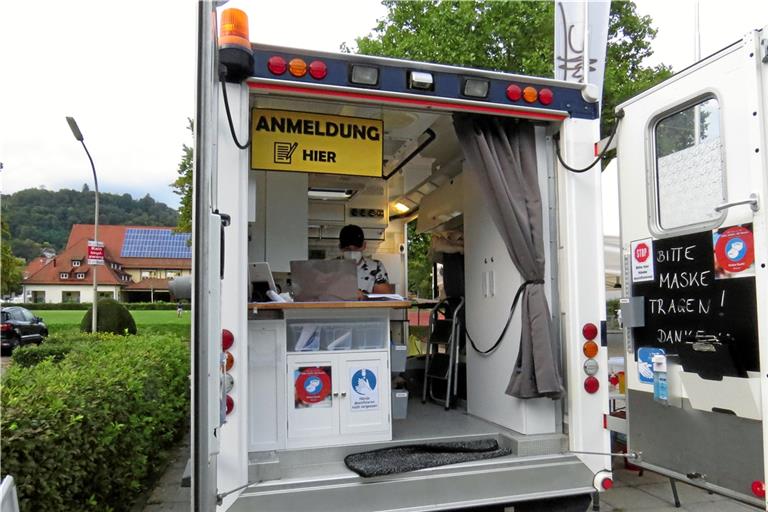 Blick in den umgebauten Rettungswagen: Bei Niko Gaiser läuft die Anmeldung. Fotos: C.Schick