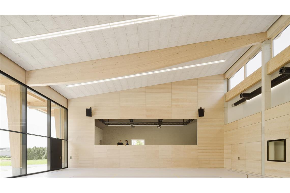 Blick in die Halle mit Holztragwerksbalken. Der hintere Teil der Halle kann auch  zum Theater spielen genutzt werden.