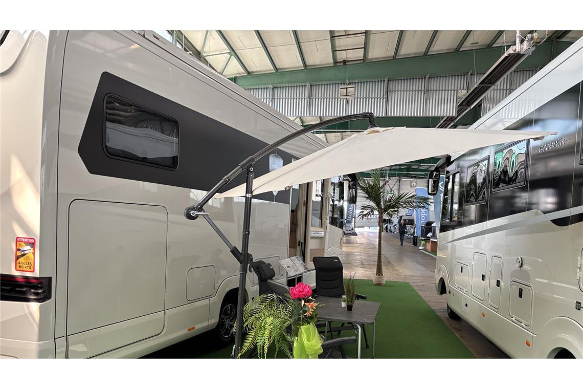 Urlaub in der Präsidentensuite auf Rädern Blick in die Reisemobil-Halle der Firma Schmidtmeier in Steinenbronn