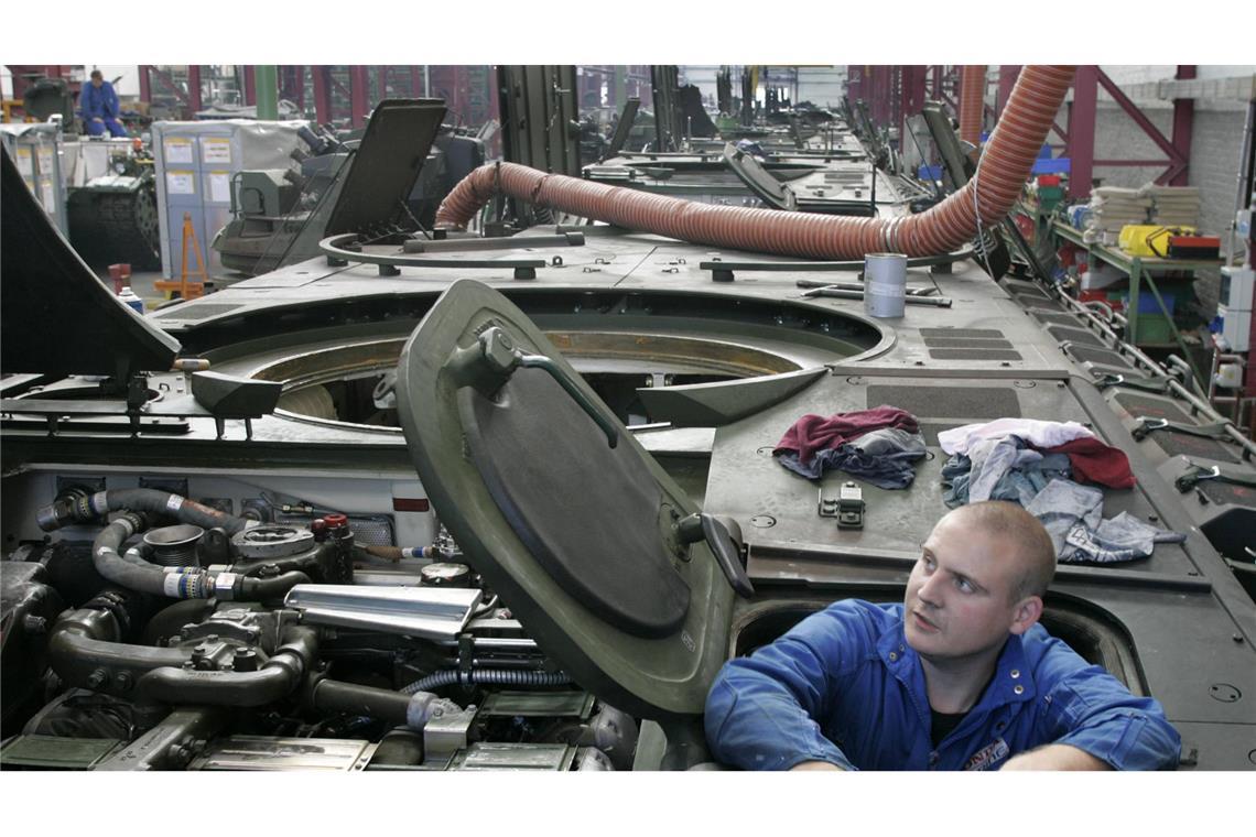 Übergewinnsteuer für Rüstungshersteller gefordert Blick in ein Rheinmetall-Werk in Kassel
