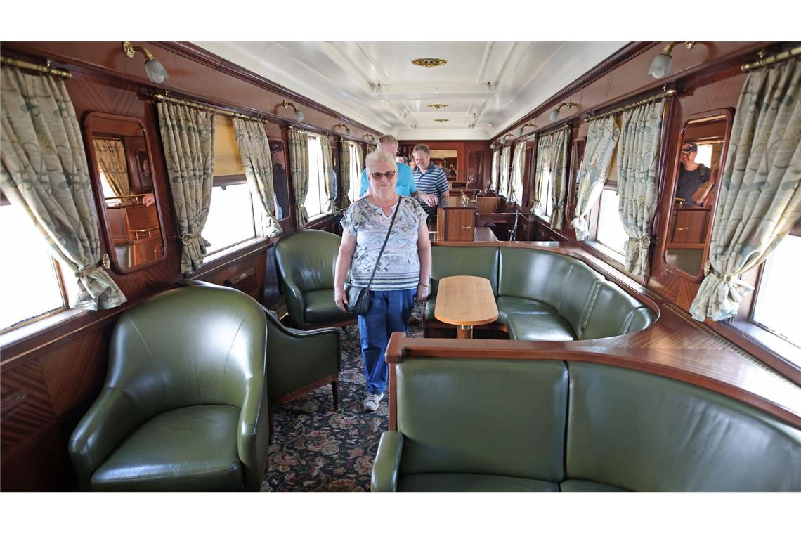 DDR-Prestigezug soll bald wieder rollen Blick in einen historischen Reisezugwagen Rheingold.