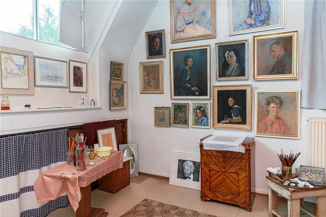 Private Studien für das Gedächtnis der Stadt Blick ins Atelier in der Lutzensägmühle, das Constanze Obenland nach ihrem Umzug 2021 auflösen musste – unten steht eine gerahmte Fotografie von Carl Obenland. Archivbild: Jörg Fiedler