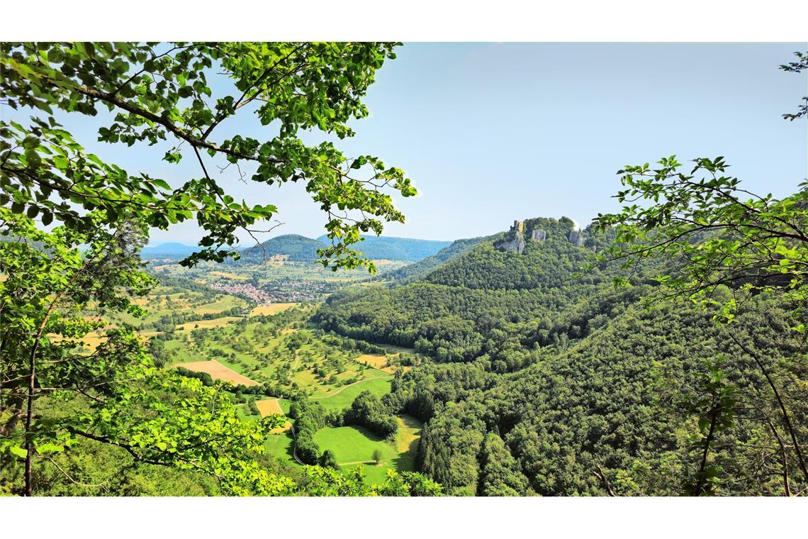 Wo der Riese Heim hauste Blick ins Neidlinger Tal und zur Ruine Reußenstein.