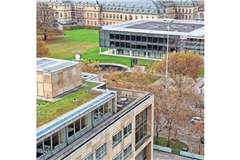 Blick über das Abgeordnetenhaus (vorne) auf den Landtag (Mitte) und das Neue Schloss (hinten).
