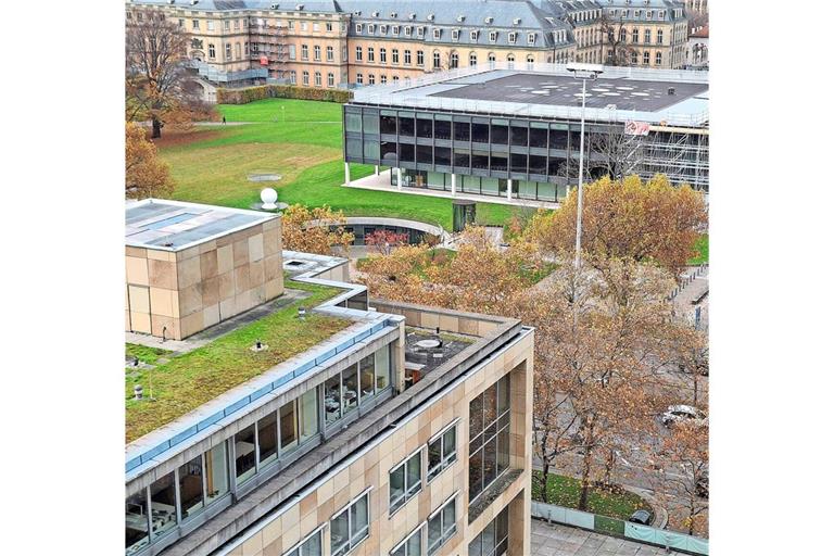 Blick über das Abgeordnetenhaus (vorne) auf den Landtag (Mitte) und das Neue Schloss (hinten).