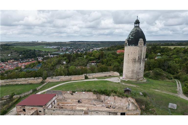 Blick über die Grabungsfläche des Landesamtes für Denkmalpflege und Archäologie Sachsen-Anhalt zum Bergfried auf Schloss Neuenburg. Mit der Grabung gibt es neue Erkenntnisse zur Bau- und Nutzungsgeschichte.