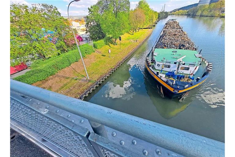 Blick vom Berger Steg auf das  „Kleine Wasenufer“: Dieser rund 75 Meter lange Grünstreifen soll bereits bis zur Internationalen Bauausstellung 2027 umgestaltet werden.