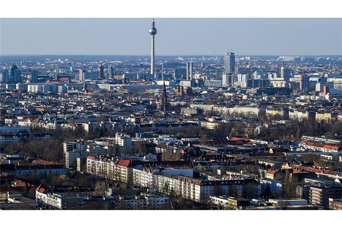 Einkehr mit Aussicht in deutschen Metropolen Blick vom Berliner Estrel Tower, der 2026 eröffnet werden soll. (Archivbild)