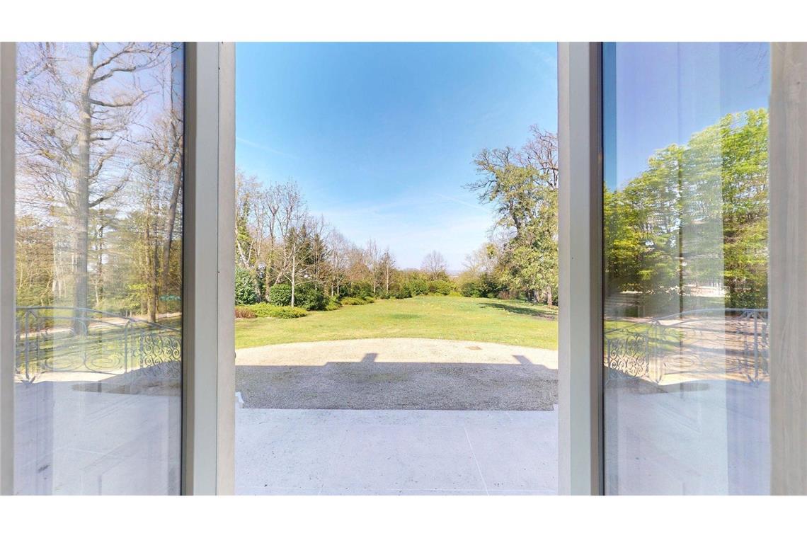 Lagerfelds Haus: Eine Nacht bewohnt – jetzt wird es verkauft Blick vom Empfangsbereich des Hauptgebäudes auf den weiträumigen Park des Anwesens von Karl Lagerfeld.