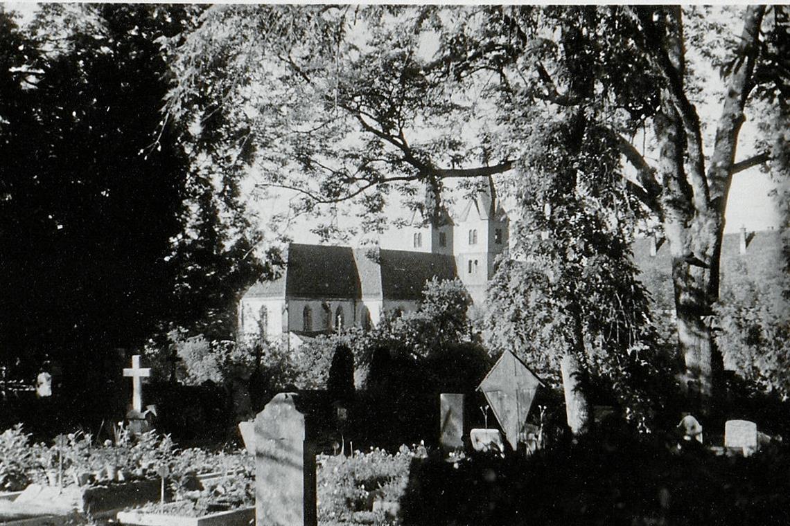 Blick vom Friedhof auf die Murrhardter Stadtkirche in den 1950er-Jahren. Ganz zu Anfang fanden evangelische Gottesdienste mit amerikanischen Geistlichen statt. Foto: MZ-Archiv/Digitalisierung: A. Kozlik