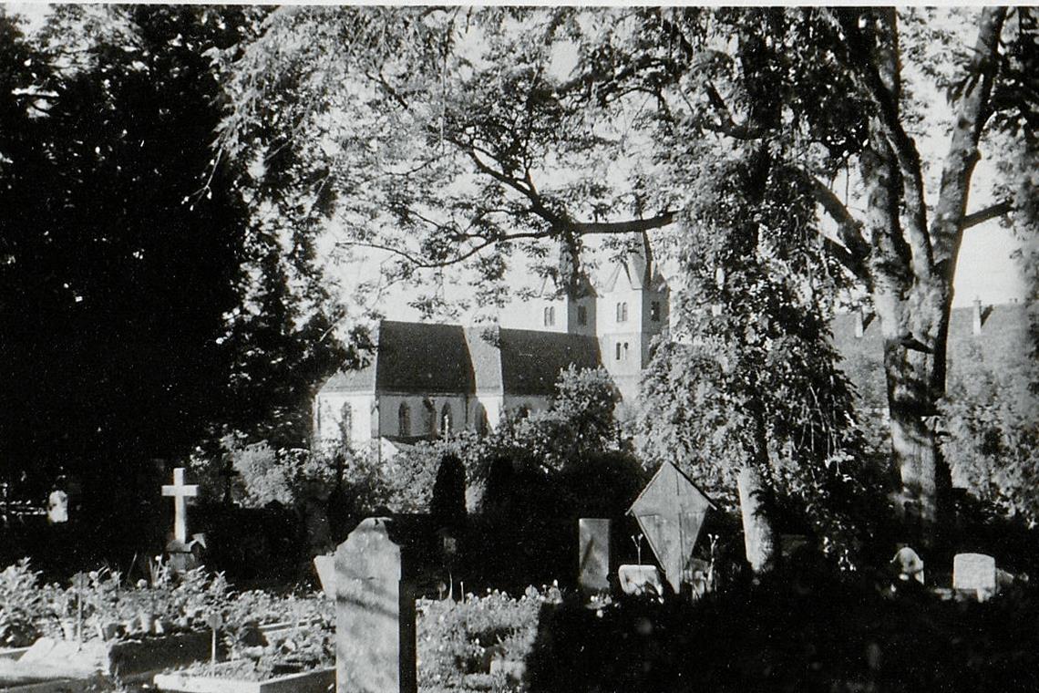 Jetzt waren auch die Katholiken präsent Blick vom Friedhof auf die Murrhardter Stadtkirche in den 1950er-Jahren. Ganz zu Anfang fanden evangelische Gottesdienste mit amerikanischen Geistlichen statt. Foto: MZ-Archiv/Digitalisierung: A. Kozlik