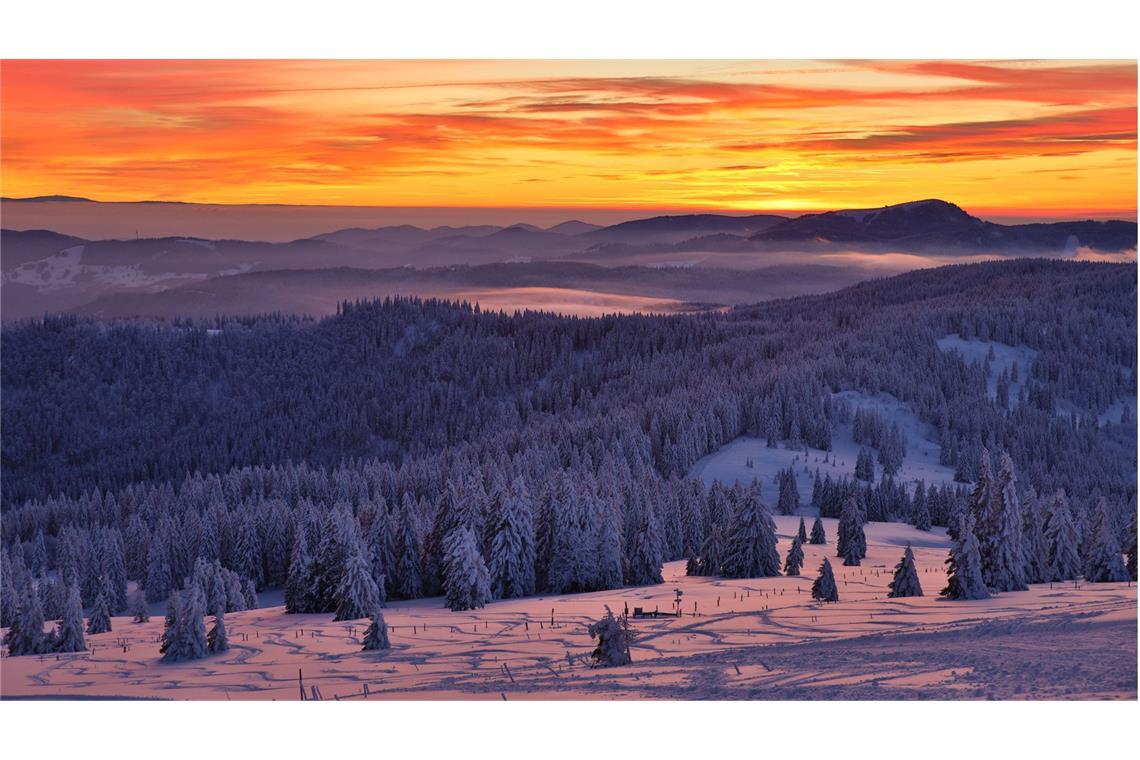 Blick vom Gipfel des Feldbergs Schwarzwald auf die untergehende Abendsonne.