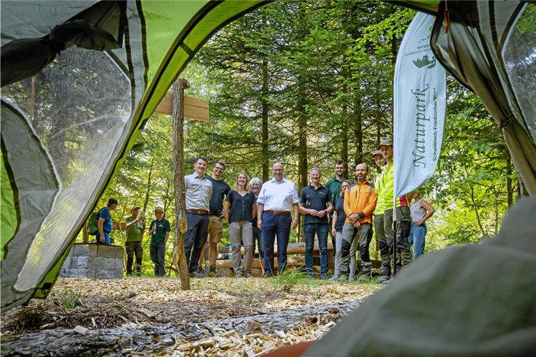 Blick vom Zeltplatz „Vallum“ auf die Eröffnungsrunde mit Naturparkvorsitzendem und Bürgermeister Armin Mößner (weißes Hemd, Mitte), weiteren Beteiligten des Projekts und Gästen. Fotos: Alexander Becher