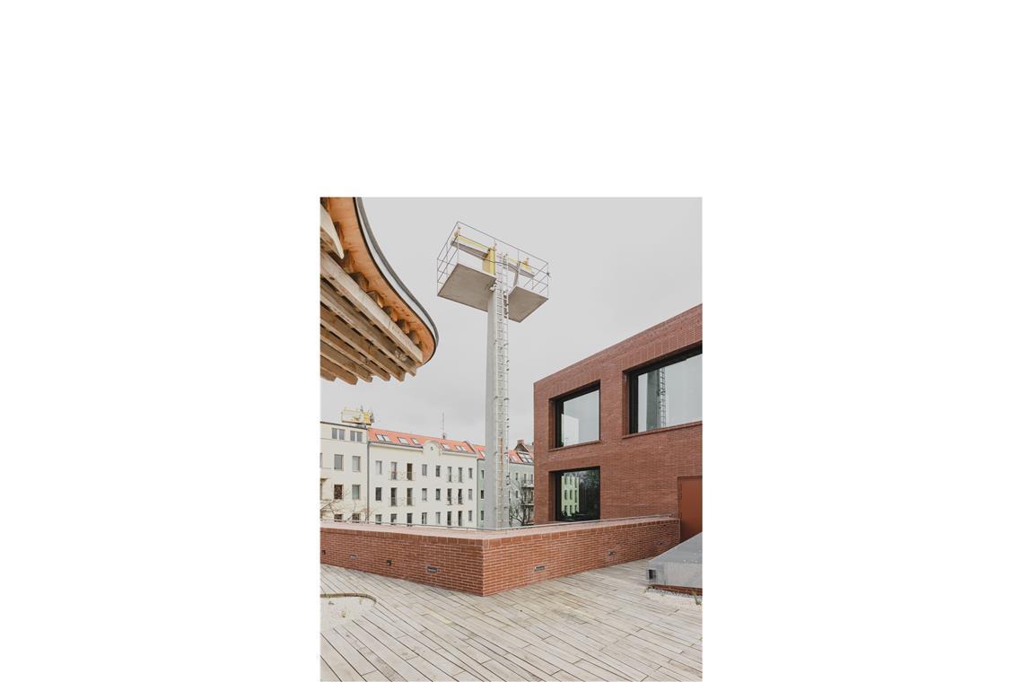 Deutschlands bestes Haus steht in Berlin-Neukölln Blick von der Dachterrasse auf den denkmalgeschützten Lichtfeuermast an der Hermannstraße.