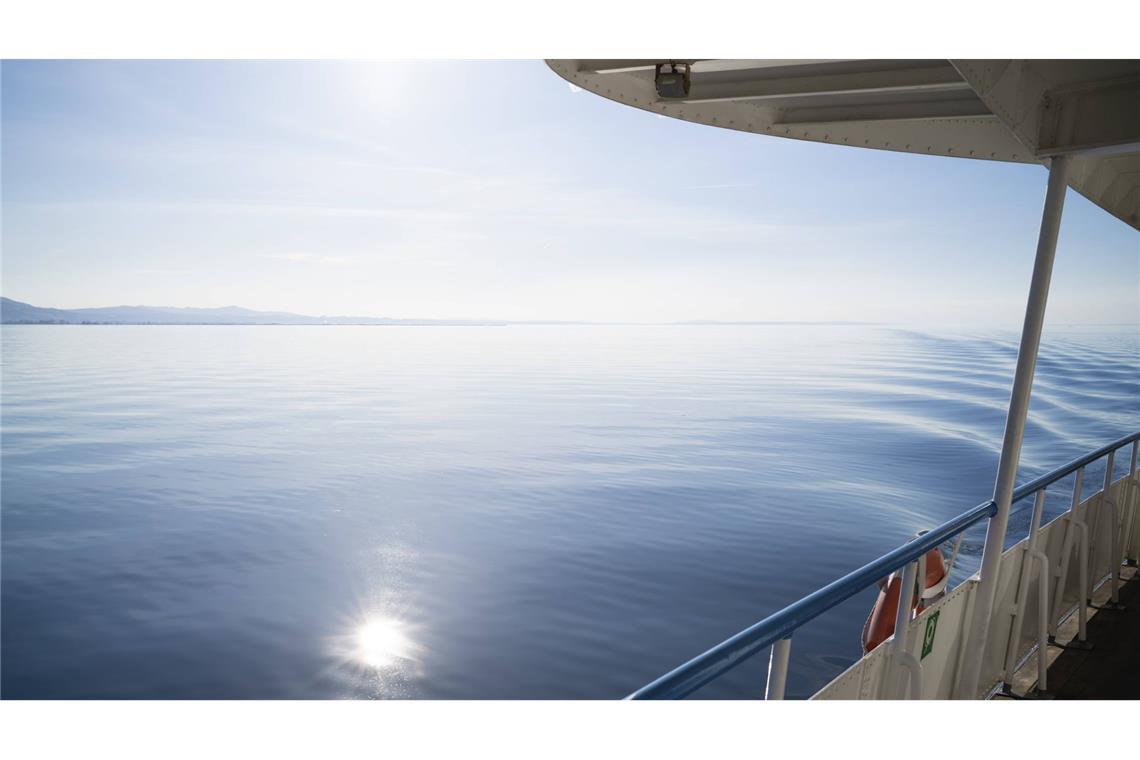 Blick von einer Fähre auf den Bodensee bei Bregenz.