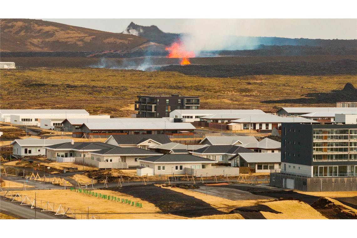 Lavamassen nahe Fischerort - Neuer Vulkanausbruch auf Island Blick von Grindavík Richtung Ausbruchsort.
