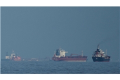 Blick von Khor Fakkan in den Vereinigten Arabischen Emiraten auf die Straße von Hormus, wo sich Öltanker und Frachtschiffe aufreihen. (Symbolbild)