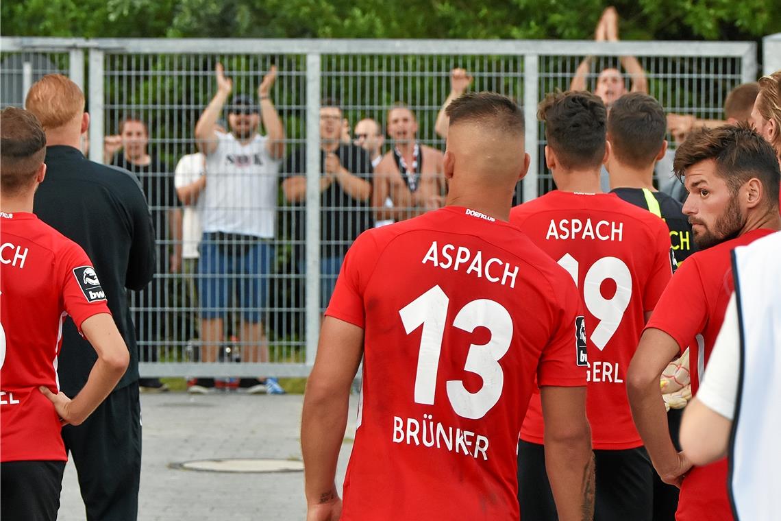 Blicken seit Mittwoch dem sicheren Abstieg ins Auge: Aspachs Fußballer, die von den Fans aber lautstarken Trost zugesprochen bekamen. Foto: T. Sellmaier