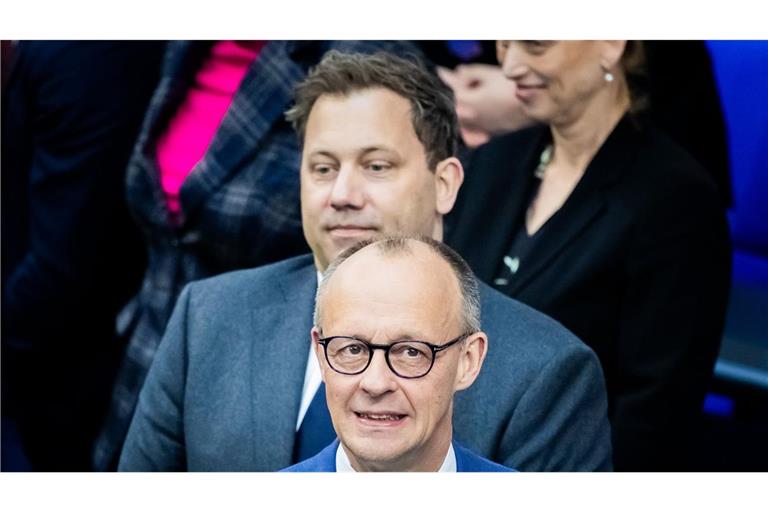 Blicken unterschiedlich auf das Wahlergebnis in Rheinland-Pfalz: Friedrich Merz (CDU) und Lars Klingbeil (SPD).