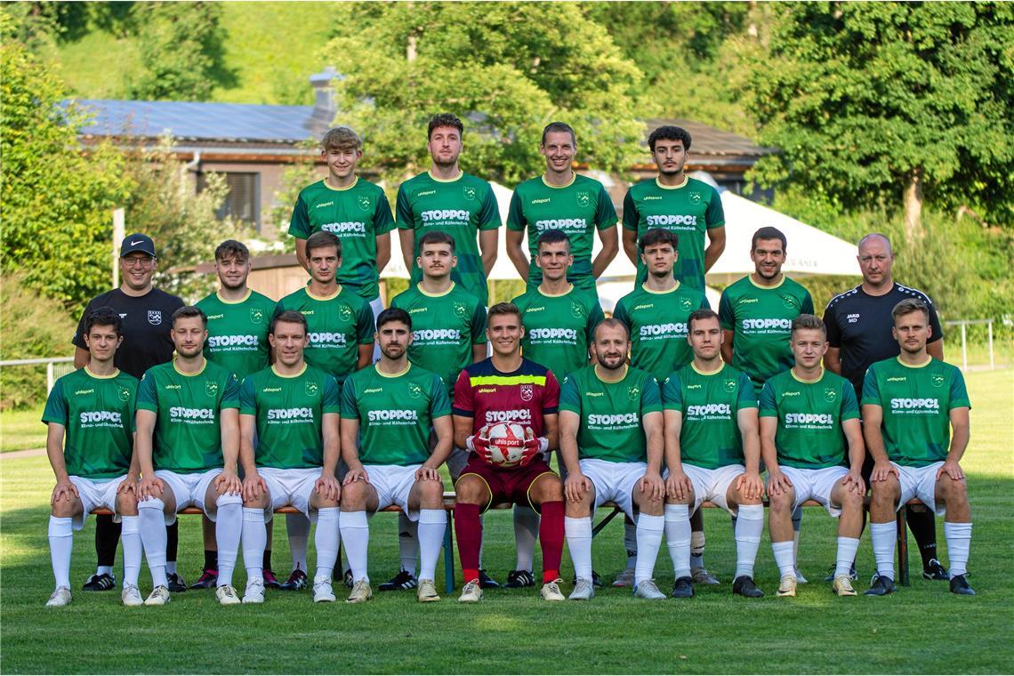 SG Oppenweiler-Strümpfelbach: Der Mix aus Jugend und Erfahrung soll es richten Blicken zuversichtlich auf die Saison: Jannick Maurer (hinten von links), Jan Celik, Luca Krämer, Serkan Dogan, Trainer Lucas Röhrle (Mitte), Tim Zowe (nicht mehr dabei), Jovan Vucetic, Nikola Milenovic, Jonas Wieland, Eron Demaku, Manuel Perri, Torwarttrainer Manuel Di Giandomenico, Noah Hufen (vorne), Malik Hassler, Marcel Friz, Louis Piscopo, Janis Seefeldt, Felix Kübler, Benedikt Csauth, Even Stoppel, Lukas Rosenke. Es fehlen: Trainer Stephen Perri, Moussa Stoppel, Jonas Simaõ, Elias Da Silva, Erik Augustin, Julian Leitner, Julian Schieber. Foto: Katha B.