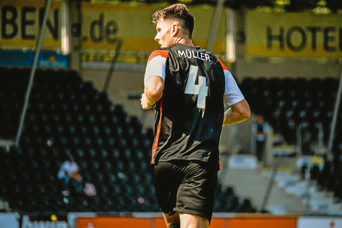 Mit Gardemaß und Sinn für die Realität Blickt gespannt dem Vergleich mit seinem Ex-Verein entgegen: Lukas Müller, einst in Mainz und nun in Großaspach am Ball. Foto: M. Mummert