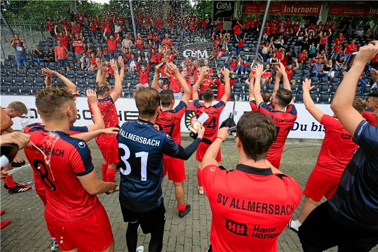 Blieben auf Distanz und bejubelten mit ihren Fans trotzdem den zweiten großen Erfolg der Saison: Die Fußballer des SV Allmersbach, die nach dem Aufstieg in die Landesliga nun den Pokalsieg feierten.