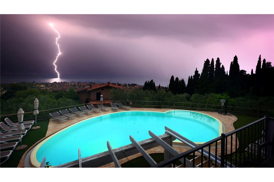 Bilder des Tages Blitz und Gewitter am Gardasee.