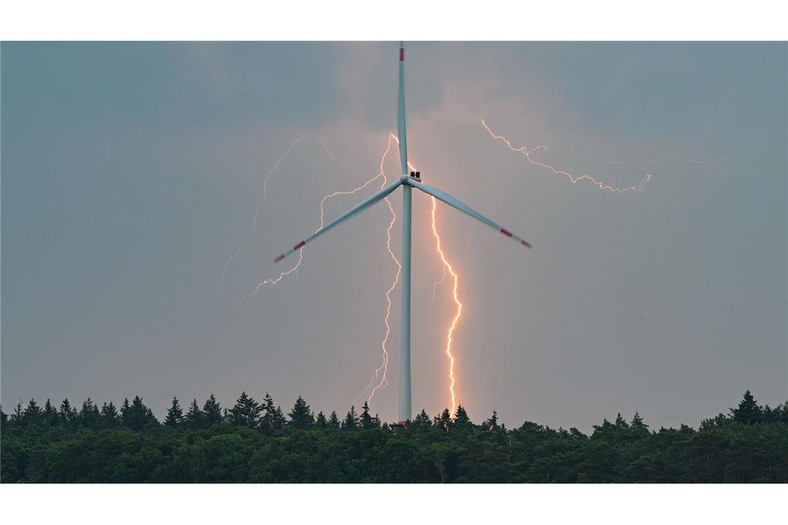 Bilder des Tages Blitz und Windrad - Gewitter über Berlin und Brandenburg