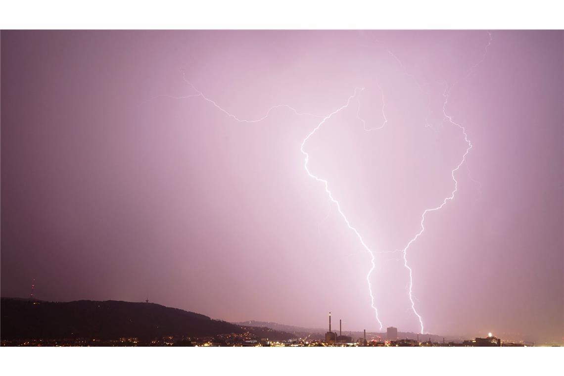 Bis zu 36 Grad und Gewitter im Südwesten Blitze zucken über Stuttgart – der Deutsche Wetterdienst erwartet Gewitter.
