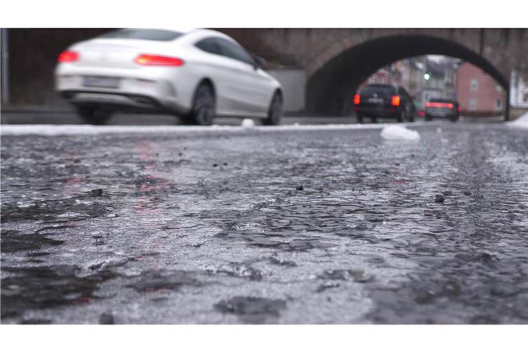 Blitzeis: Der Regen gefriert sofort auf dem Erdboden. Eine spiegelglatte Eisbahn entsteht. Für Autofahrer und Fußgänger brandgefährlich, da ein Unterschied zwischen Regen und Eis kaum sichtbar ist.