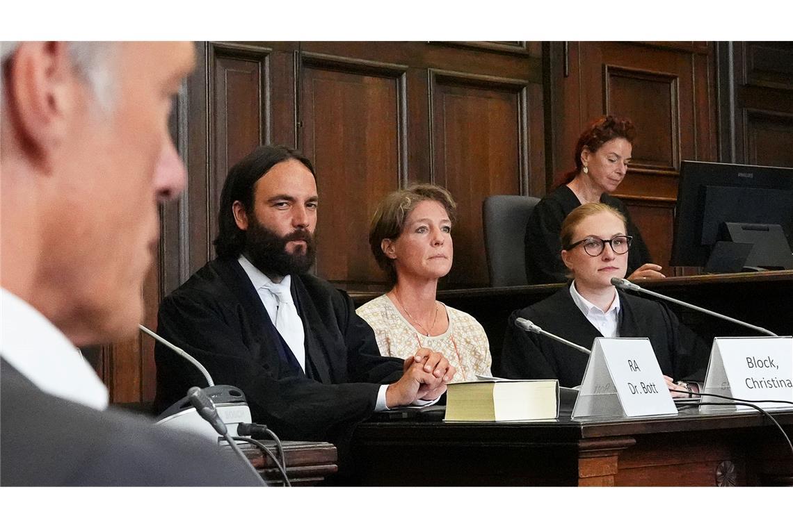Juristischer Streit bringt Block-Prozess ins Stocken Blocks Lebensgefährte, Sportjournalist Gerhard Delling, ist wegen Beihilfe angeklagt.