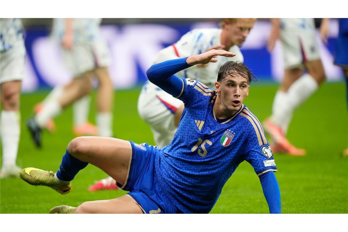 Bloß nicht ausrutschen: Italien mit Torschütze Pio Esposito muss in die Playoffs.