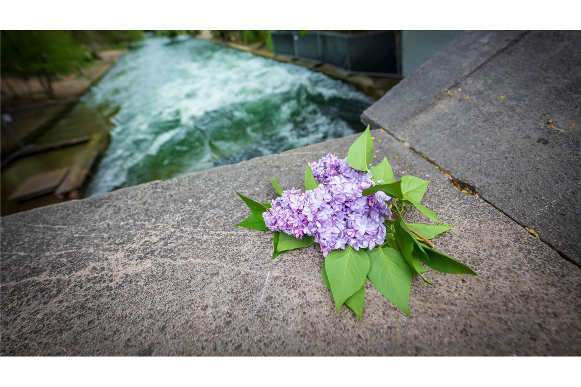 Nach Tod einer Surferin: Wasser am Eisbach wird abgesenkt Blumen erinnern an die tödlich verunglückte Surferin.