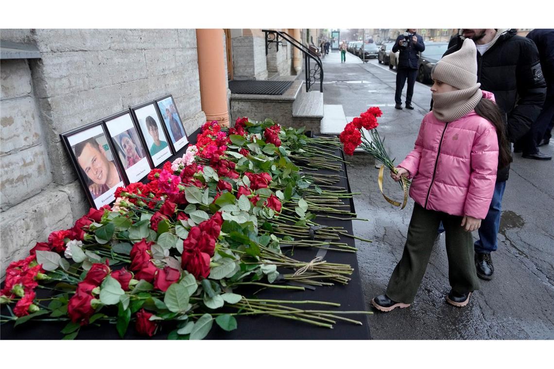 Baku geht von russischem Treffer auf Flugzeug aus Blumen für die Opfer des Absturzes.