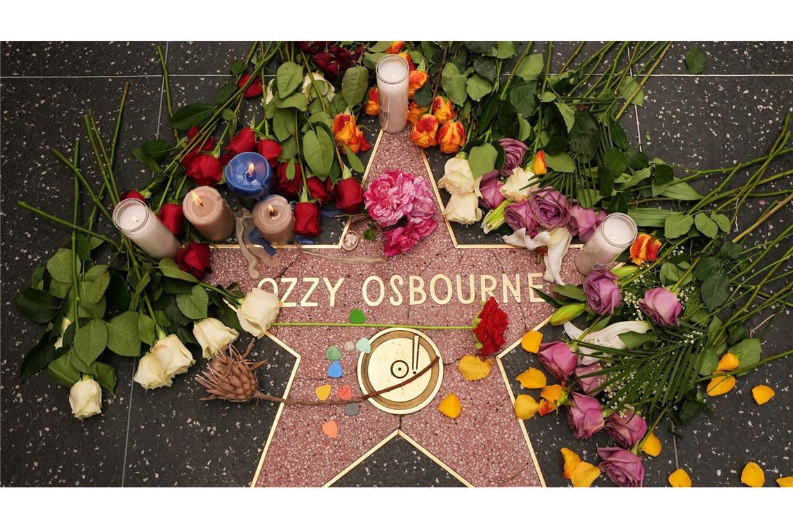 Trauer um Ozzy Osbourne - "Platz im Pantheon der Rockgötter" Blumen liegen um den Stern für Ozzy Osbourne auf dem Hollywood Walk of Fame.