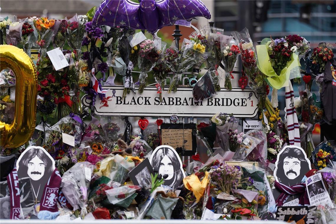 Blumen und Briefe liegen auf der Black Sabbath Bridge in Birmingham.