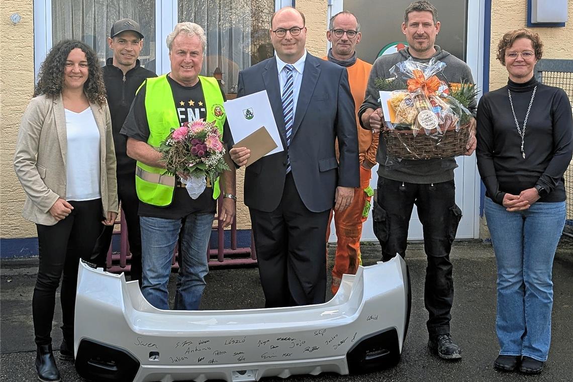 Blumen und Geschenke zur Verabschiedung von Peter Häbich (gelbe Weste). Dabei waren (von links) Bürgermeisterin Veronika Franco Olias, stellvertretender Bauhofleiter Felix Heinz, Bürgermeister und Verbandsvorsitzender Armin Mößner und für den Personalrat Sven Hinderer, Swen Blank und Petra Köger.Foto: privat
