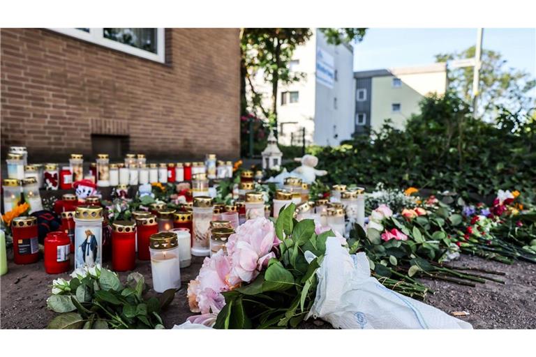 Blumen und Kerzen am Unfallort: In Dinslaken ist die Trauer nach dem Unfalltod zweier Kinder groß.