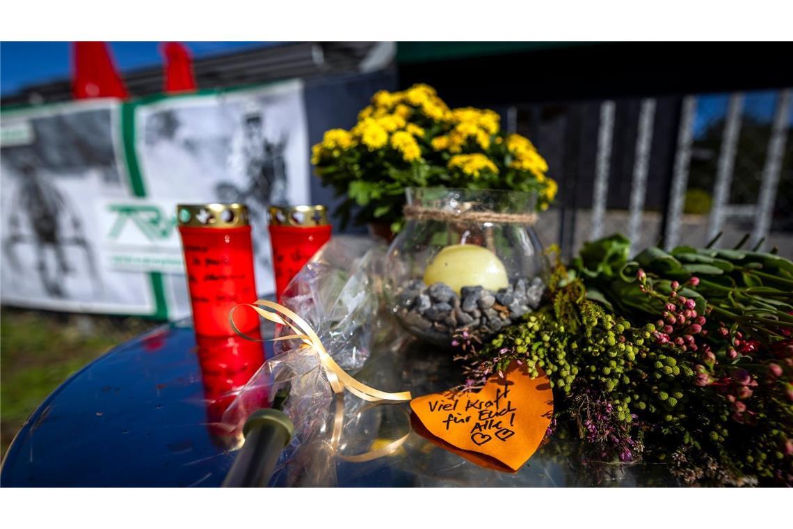 Blumen und Kerzen sowie ein Zettel mit der Aufschrift „Viel Kraft für Euch Alle“ wurden in Aarau vor dem Eingang der Pferderennbahn Schachen, dem Ort einer Rave-Party, niedergelegt. Am Ende des Technofestivals fielen dort in der Nacht zum Sonntag mehrere Schüsse. Eine junge Italienerin starb, unter den fünf Verletzten ist auch eine Deutsche. (zu dpa: «Polizei: Angriff bei Rave in der Schweiz war Amoklauf»)