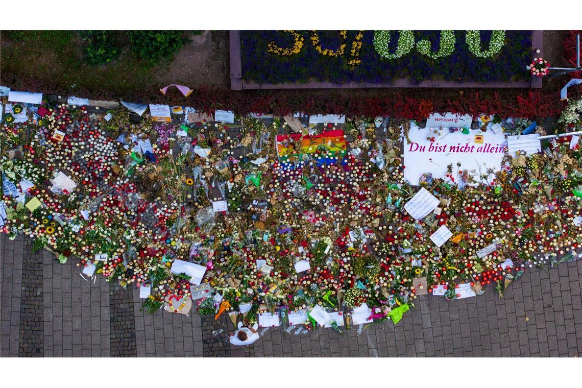 "Unschuldige getötet": Solingen-Attentäter gesteht Blumen- und Lichtermeer nach dem Terroranschlag von Solingen. In Düsseldorf hat jetzt der Prozess gegen den mutmaßlichen Attentäter begonnen. (Archivbild)