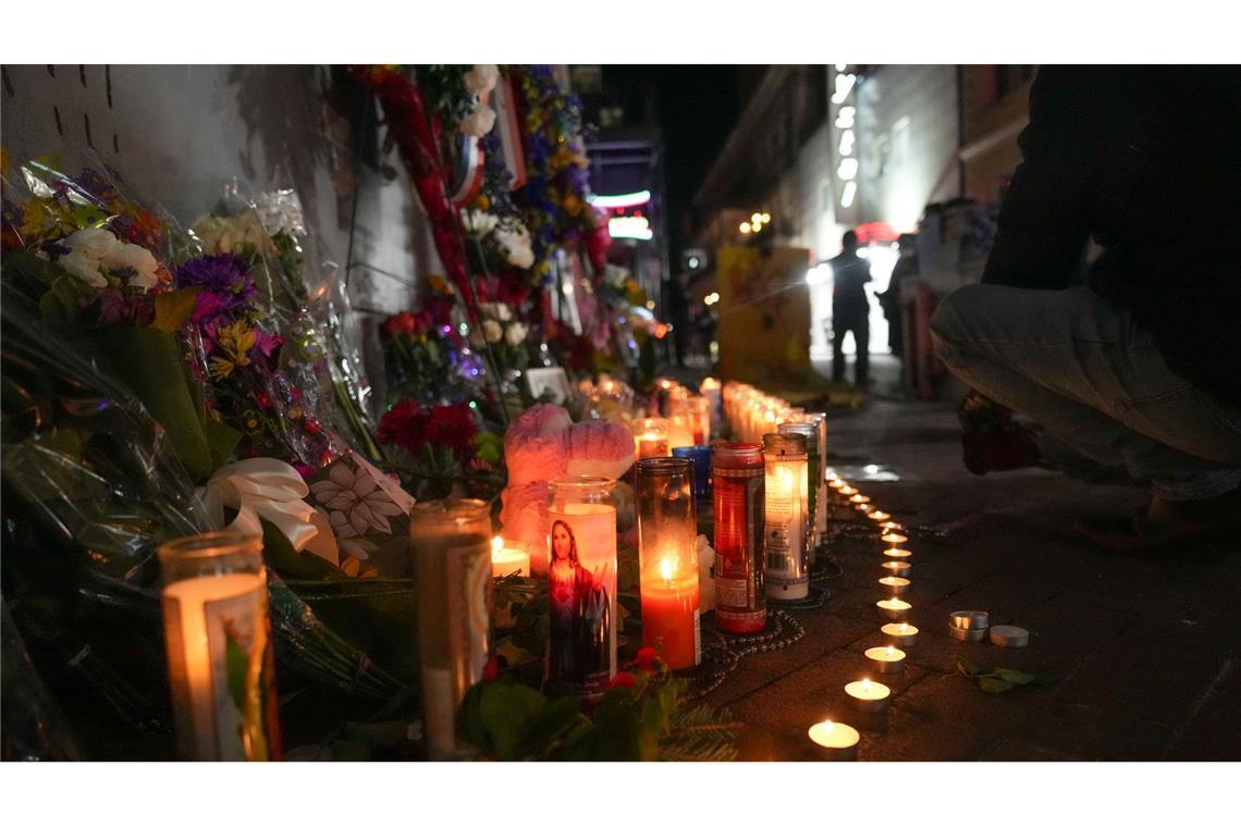 Bilder des Tages Blumen und Opferkerzen säumen eine Gedenkstätte für die Opfer des tödlichen Anschlags mit einem Fahrzeug vom Neujahrstag in New Orleans.