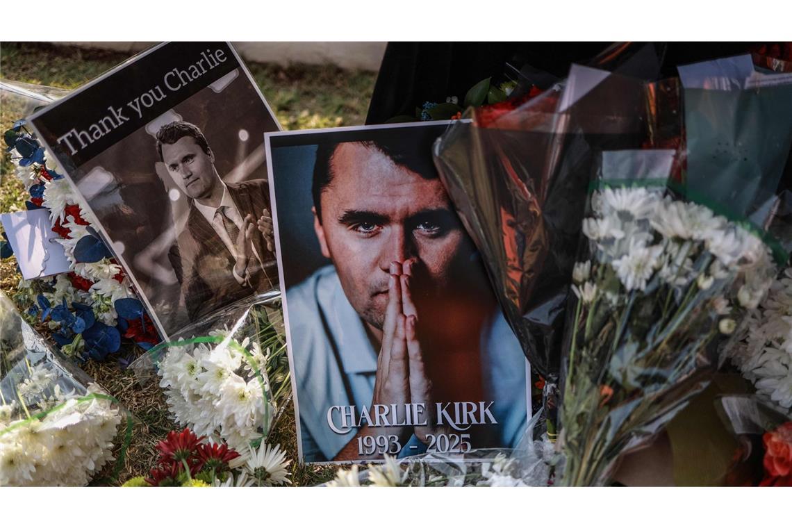 Blumen wurden am Tatort niedergelegt. Charlie Kirk hatte viele Fans.