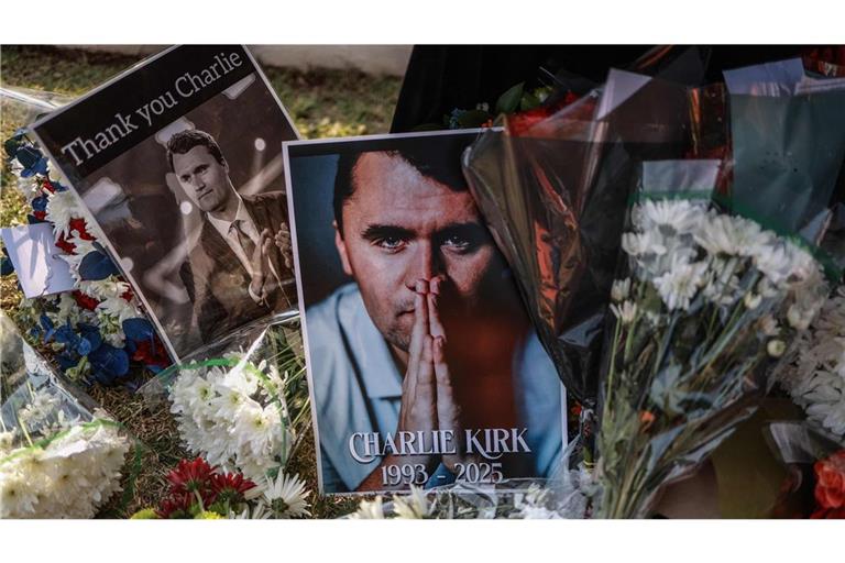 Blumen wurden am Tatort niedergelegt. Charlie Kirk hatte viele Fans.