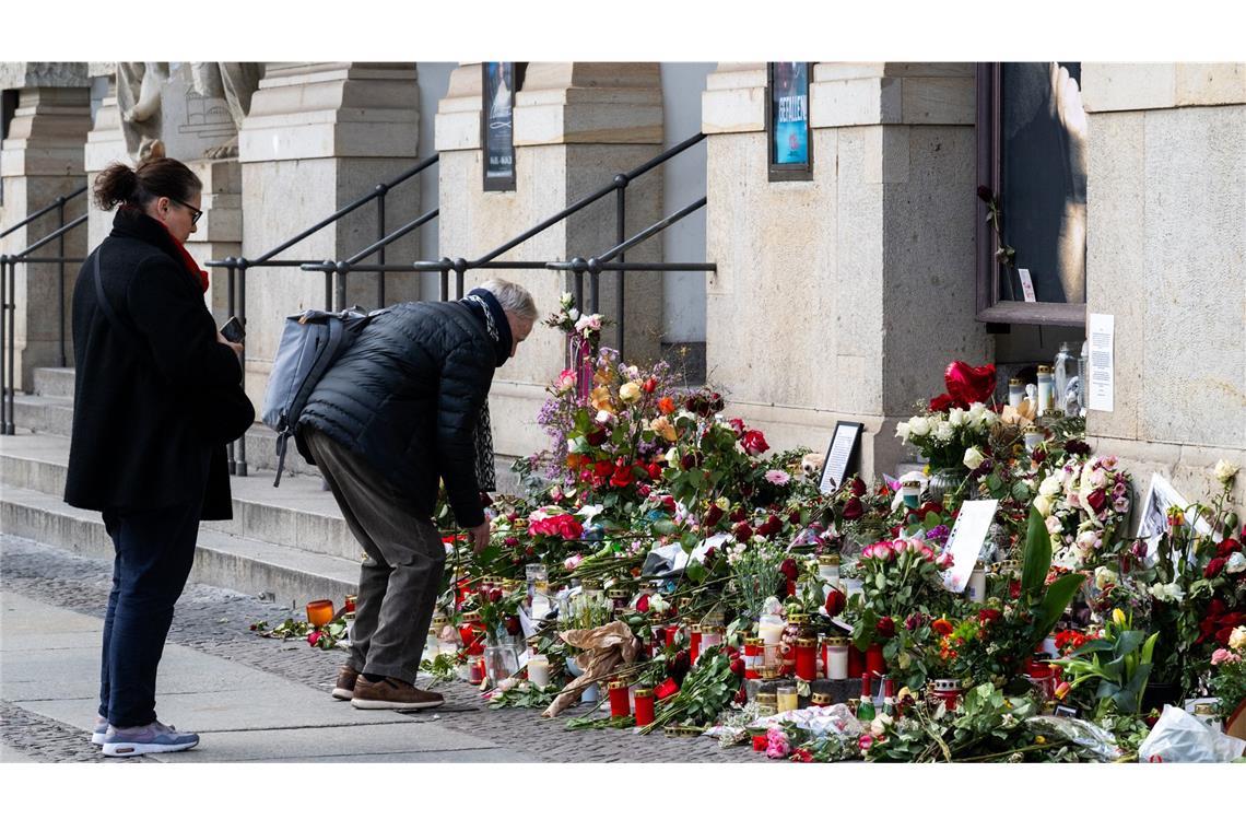 Fans wollen Anna R. bei Musical in Berlin gedenken Blumen zum Gedenken an Sängerin Anna R. auf dem Fußweg am Theater des Westens